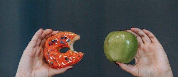 imagem com donut do lado esquerdo e maçã do lado direito