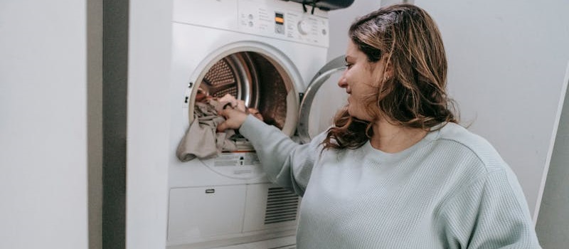 mulher-separa-a roupa-para-lavar-na-máquina